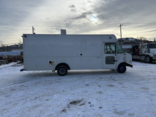 2002 Ford Utilimaster E-450 Step Van – 291,812 Kms